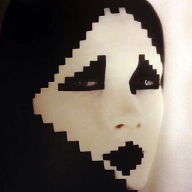 :+{ } }{ Liquorstore /: