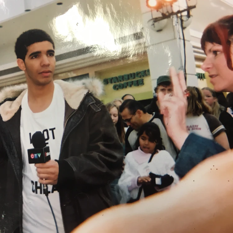 Picture Time O'Clock - Josiah Hughes Has a Picture of Drake at the Mall